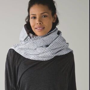 Lululemon Vinyasa Infinity Scarf Wrap Snap Gray White Fleece Dottie Eyelet